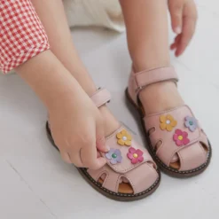 Begynder Sandal Med Blomsterapplikationer