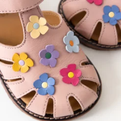 Sandal Med Blomsterapplikationer