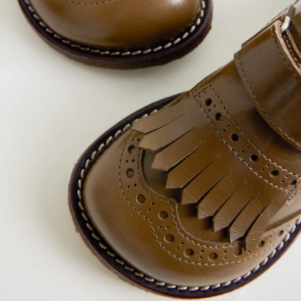 Sko Med Brogues, Frynse Og Velcrolukning